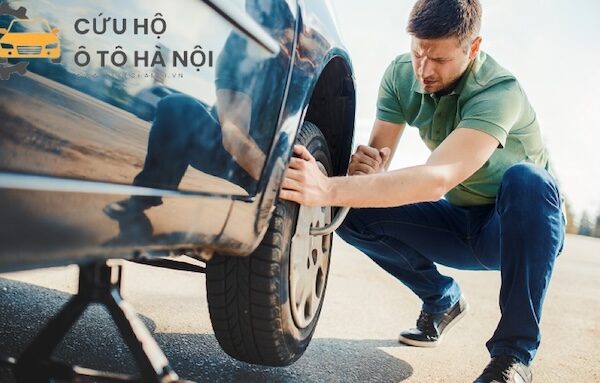 Lấy kích xe để thay lốp ô tô dự phòng