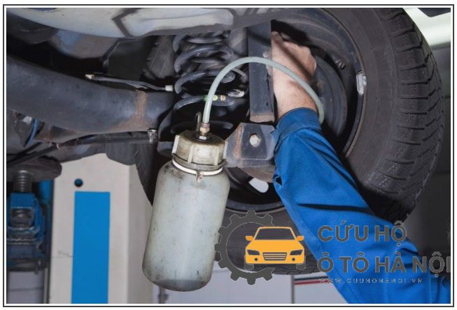 Cách thay dầu phanh xe ô tô tại nhà hiệu quả