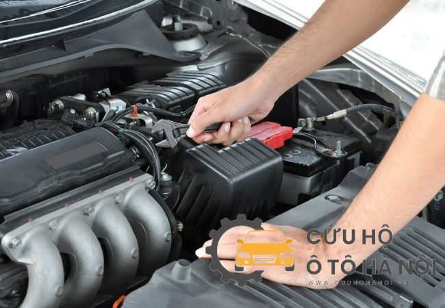 Kiểm tra khoang động cơ trong ô tô cũ
