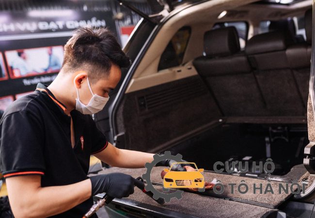 Kiểm tra nội thất trong ô tô cũ
