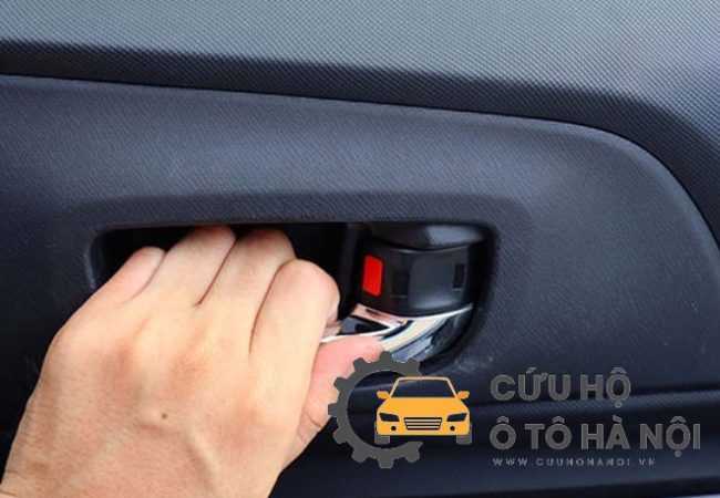 Cách Xử Lý An Toàn Khi Xe Bị Khóa Cửa