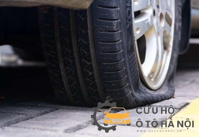Tự Vá Lốp Xe Ô Tô Bị Xịt Lốp Ban Đêm Đem Đến Những Nguy Cơ Khó Lường