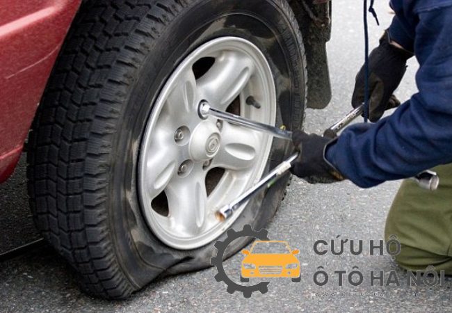 Vá Lốp Xe Ô Tô Tận Nơi– Giải Pháp Cứu Nguy Khi Xe Bị Thủng Lốp