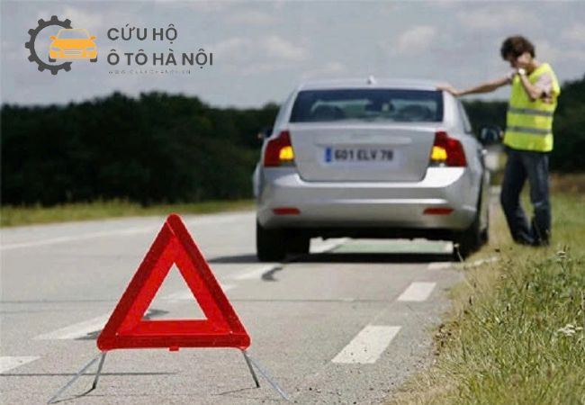 Xe bật đèn hazard và đặt tam giác cảnh báo cách xa phía sau, đảm bảo an toàn cho xe bị hết xăng. Xe bật đèn hazard và đặt tam giác cảnh báo cách xa phía sau, đảm bảo an toàn cho xe bị hết xăng.
