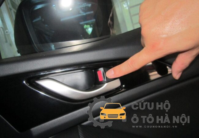 Giải pháp mở khóa xe an toàn cho xe khóa cửa tự động
