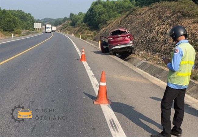 Khi xe hết xăng trên cao tốc, tài xế nên dừng vào làn khẩn cấp và gọi cứu hộ càng sớm càng tốt để đảm bảo an toàn. Khi xe hết xăng trên cao tốc, tài xế nên dừng vào làn khẩn cấp và gọi cứu hộ càng sớm càng tốt để đảm bảo an toàn.