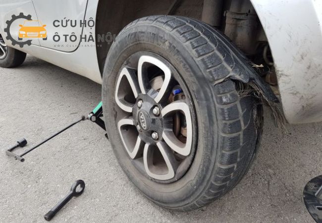 Hình ảnh lốp xe bị thủng do cán phải đinh hoặc vật sắc nhọn trên đường cao tốc Hình ảnh lốp xe bị thủng do cán phải đinh hoặc vật sắc nhọn trên đường cao tốc