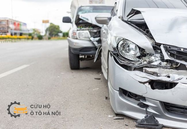 Xe chết máy do hết xăng không kịp tấp vào lề, bị phương tiện khác tông từ phía sau