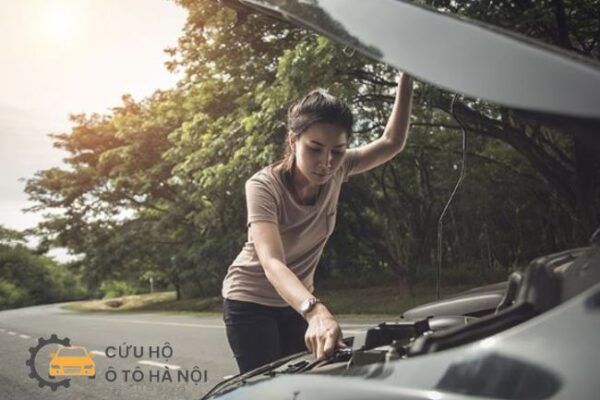 Hình ảnh xe ô tô bị chết máy giữa đường cao tốc, dừng lại giữa làn xe đang lưu thông nhanh, tiềm ẩn nguy cơ va chạm cao.