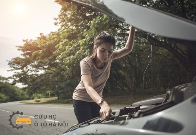 Hình ảnh xe ô tô bị chết máy giữa đường cao tốc, dừng lại giữa làn xe đang lưu thông nhanh. Hình ảnh xe ô tô bị chết máy giữa đường cao tốc, dừng lại giữa làn xe đang lưu thông nhanh.