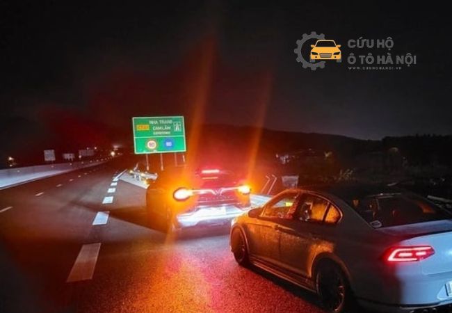 Tài xế bật tín hiệu sau khi xe chết máy do hết xăng