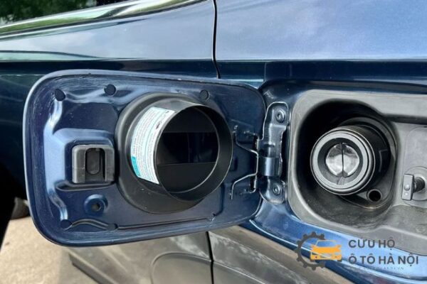 xe hết xăng giữa đường gây lo lắng cho tài xế