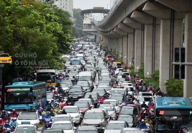 Dòng xe nối đuôi nhau trong giờ cao điểm, gây tiêu hao nhiên liệu nhiều hơn bình thường.