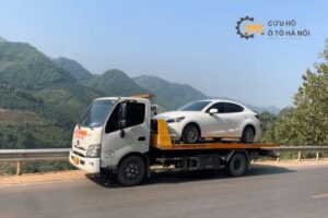 Xe cứu hộ cao tốc Nội Bài Lào Cai đang xử lý một vụ tai nạn trên cung đường đèo Xe cứu hộ cao tốc Nội Bài Lào Cai đang xử lý một vụ tai nạn trên cung đường đèo