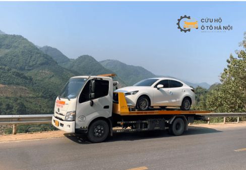 Xe cứu hộ cao tốc Nội Bài Lào Cai đang xử lý một vụ tai nạn trên cung đường đèo