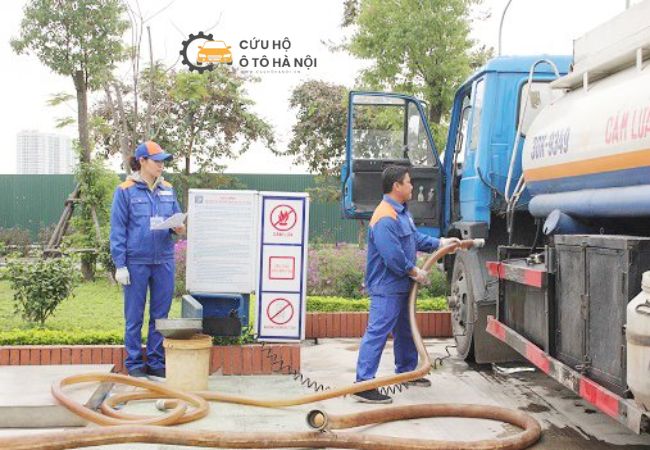 An toàn là yếu tố cốt lõi trong quy trình tiếp xăng ngoài đường. An toàn là yếu tố cốt lõi trong quy trình tiếp xăng ngoài đường.