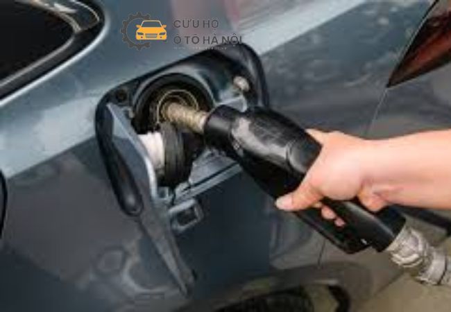 Nhân viên cứu hộ chuyên nghiệp đang đổ xăng trực tiếp cho xe bị hết nhiên liệu trên tuyến cao tốc. Nhân viên cứu hộ chuyên nghiệp đang đổ xăng trực tiếp cho xe bị hết nhiên liệu trên tuyến cao tốc.