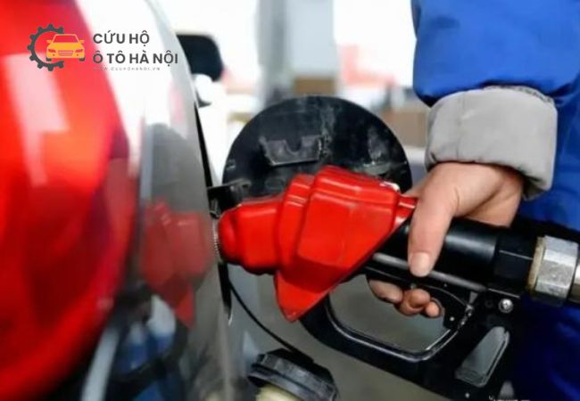 Dịch vụ đổ xăng tận nơi tại Hà Nội, hỗ trợ ô tô bị hết xăng