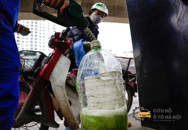 Người tài xế tự đổ xăng cho xe bằng can nhựa, hành động tiềm ẩn nhiều rủi ro khi đổ xăng ngoài đường Người tài xế tự đổ xăng cho xe bằng can nhựa, hành động tiềm ẩn nhiều rủi ro khi đổ xăng ngoài đường