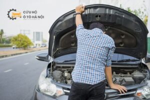 xe ô tô chết máy giữa đường, thể hiện rõ rủi ro khi đổ xăng ngoài đường mà tài xế thường gặp phải