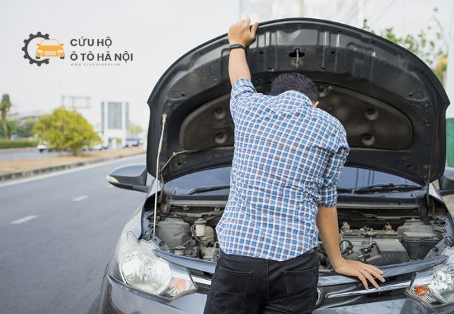 xe ô tô chết máy giữa đường, thể hiện rõ rủi ro khi đổ xăng ngoài đường mà tài xế thường gặp phải xe ô tô chết máy giữa đường, thể hiện rõ rủi ro khi đổ xăng ngoài đường mà tài xế thường gặp phải