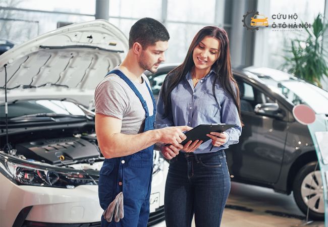 Nhân viên kiểm tra xe ô tô tận nơi để thu mua xe ô tô cũ tại Hoàng Mai