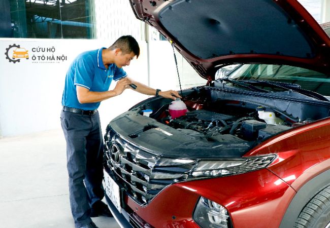 Nhân viên kiểm tra tình trạng xe trong dịch vụ thu mua xe ô tô tại Hà Đông.