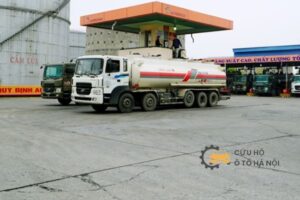Dịch vụ tiếp xăng cho xe tại khu công nghiệp chuyên nghiệp, đảm bảo xe vận hành không gián đoạn.