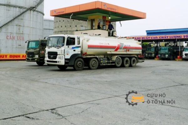 Dịch vụ tiếp xăng cho xe tại khu công nghiệp chuyên nghiệp, đảm bảo xe vận hành không gián đoạn.
