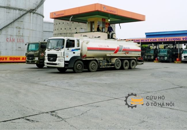 Dịch vụ tiếp xăng cho xe tại khu công nghiệp chuyên nghiệp, đảm bảo xe vận hành không gián đoạn. Dịch vụ tiếp xăng cho xe tại khu công nghiệp chuyên nghiệp, đảm bảo xe vận hành không gián đoạn.
