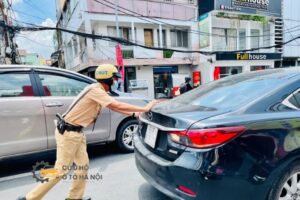 Xe ô tô đang đợi nhân viên cứu hộ tiếp xăng tận nơi Cầu Giấy cho xe chết máy giữa đường