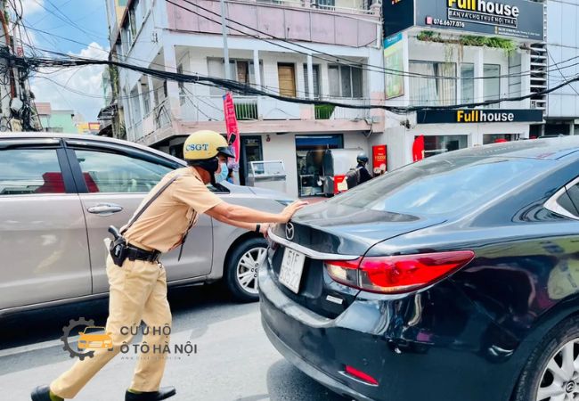 Xe ô tô đang đợi nhân viên cứu hộ tiếp xăng tận nơi Cầu Giấy cho xe chết máy giữa đường Xe ô tô đang đợi nhân viên cứu hộ tiếp xăng tận nơi Cầu Giấy cho xe chết máy giữa đường