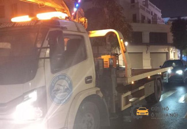 Xe cứu hộ leo dốc, kéo phương tiện gặp nạn trên tuyến cao tốc Nội Bài – Lào Cai Xe cứu hộ leo dốc, kéo phương tiện gặp nạn trên tuyến cao tốc Nội Bài – Lào Cai
