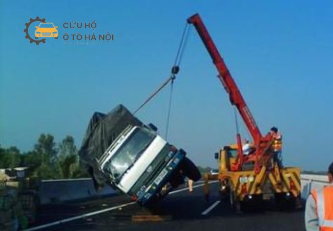 Xe chuyên dụng cứu hộ xăng dầu đang hỗ trợ khách hàng bị hết xăng. Xe chuyên dụng cứu hộ xăng dầu đang hỗ trợ khách hàng bị hết xăng.