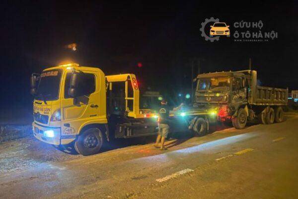 xe cứu hộ đang kéo xe gặp tai nạn trên cao tốc liên tỉnh vào ban đêm