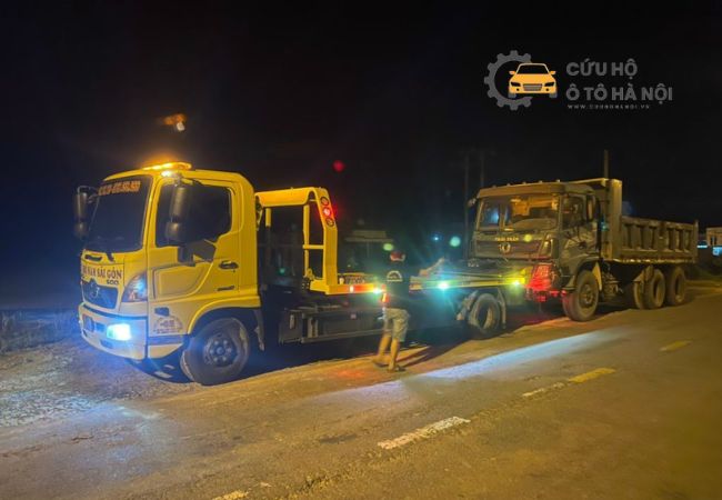 xe cứu hộ đang kéo xe gặp tai nạn trên cao tốc liên tỉnh vào ban đêm xe cứu hộ đang kéo xe gặp tai nạn trên cao tốc liên tỉnh vào ban đêm