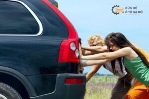 Một chiếc ô tô bị hết xăng dừng lại trên đường cao tốc, chờ đội cứu hộ xăng dầu đến tiếp nhiên liệu.