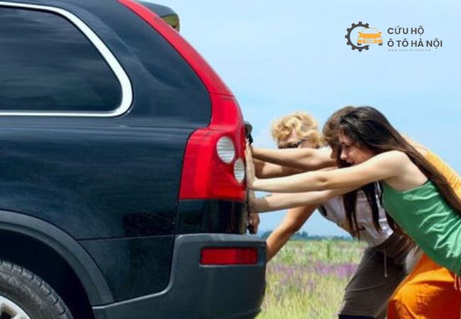 Một chiếc ô tô bị hết xăng dừng lại trên đường cao tốc, chờ đội cứu hộ xăng dầu đến tiếp nhiên liệu. Một chiếc ô tô bị hết xăng dừng lại trên đường cao tốc, chờ đội cứu hộ xăng dầu đến tiếp nhiên liệu.