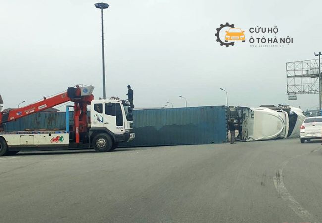 Tình huống xe tải mất lái trên cao tốc Nội Bài Lào Cai và cần dịch vụ cứu hộ chuyên nghiệp Tình huống xe tải mất lái trên cao tốc Nội Bài Lào Cai và cần dịch vụ cứu hộ chuyên nghiệp