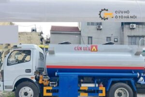 Xe máy chở bồn xăng nhỏ gọn, được thiết kế chuyên dụng để tiếp nhiên liệu ngoài đường