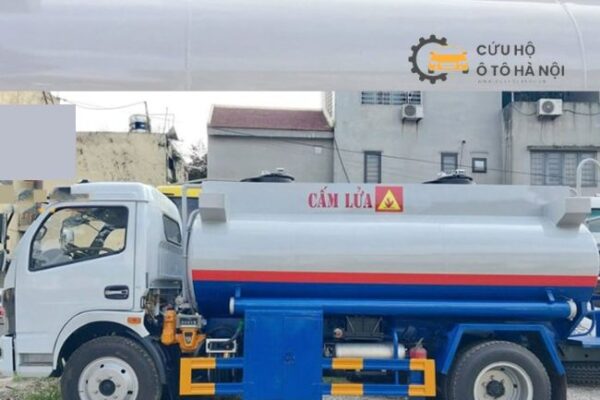 Xe máy chở bồn xăng nhỏ gọn, được thiết kế chuyên dụng để tiếp nhiên liệu ngoài đường