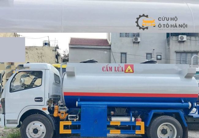Xe máy chở bồn xăng nhỏ gọn, được thiết kế chuyên dụng để tiếp nhiên liệu ngoài đường Xe máy chở bồn xăng nhỏ gọn, được thiết kế chuyên dụng để tiếp nhiên liệu ngoài đường