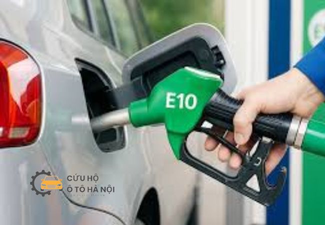 đội ngũ nhân viên chuyên nghiệp hỗ trợ khách hàng khi xe hết xăng, khẳng định lợi ích dịch vụ tiếp xăng tận nơi.