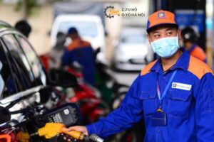 Nhân viên cứu hộ xăng dầu đang thực hiện dịch vụ đổ xăng tận nơi tại Hà Nội vào ban đêm.