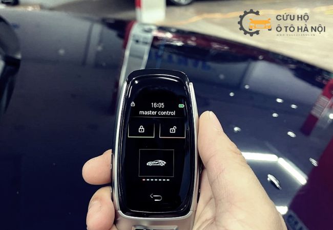 Người lái bật chìa khóa ô tô sang chế độ On để hệ thống nạp nhiên liệu. Người lái bật chìa khóa ô tô sang chế độ On để hệ thống nạp nhiên liệu.