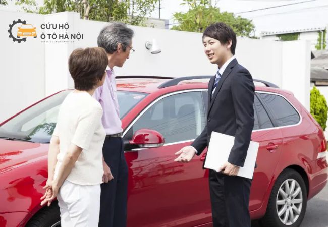 Nhân viên đến thu mua xe ô tô cũ tại nhà